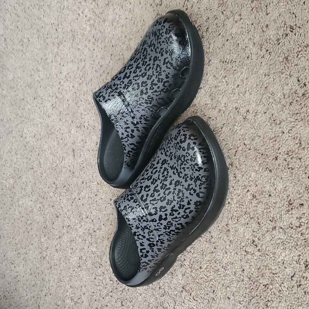 Oofos grey leopard size 8